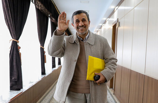 احمدی نژاد و شیرینکاری هایی که هر لحظه به روز می شود احمدی نژاد و شیرینکاری هایی که هر لحظه به روز می شود
