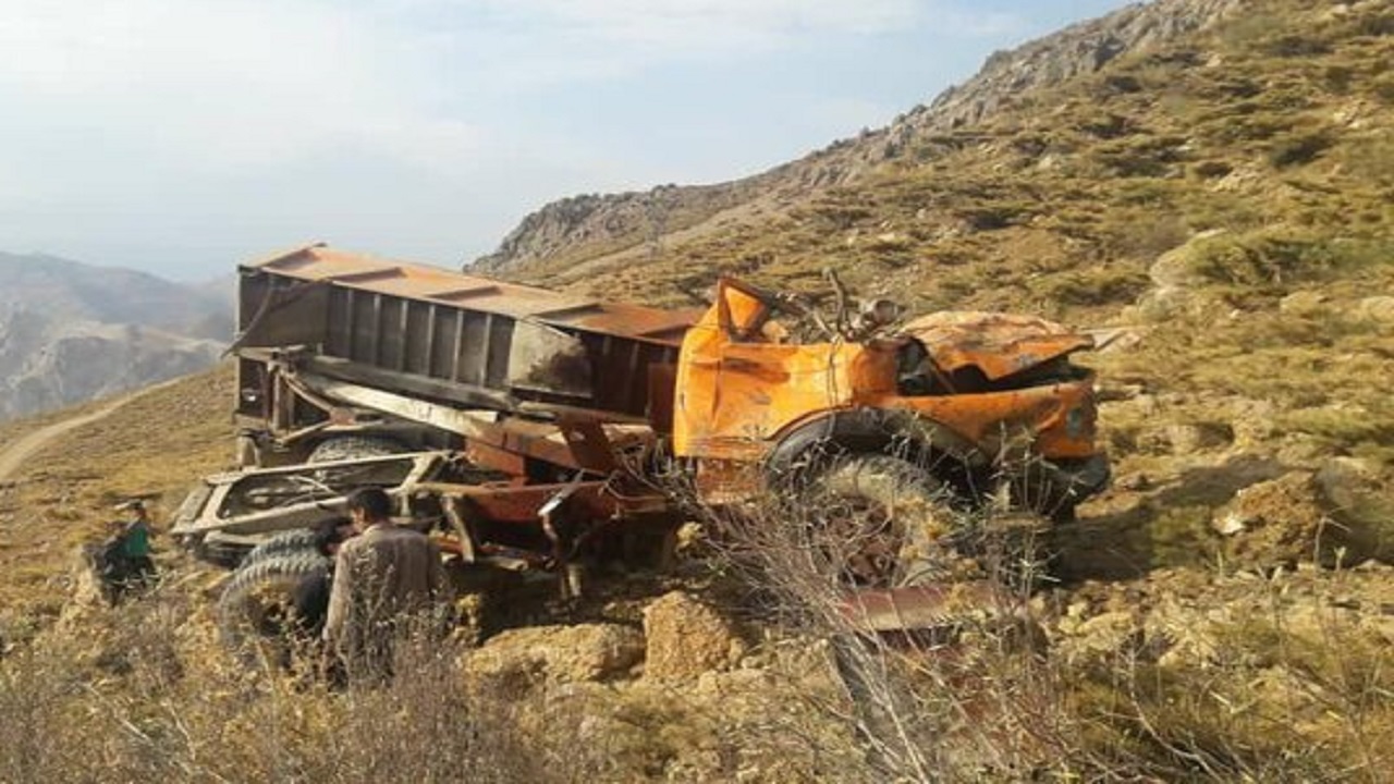 ۲ نفر در سانحه سقوط کمپرسی به دره جان باختند