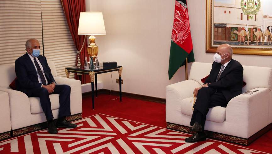 گفتگوی اشرف غنی با خلیلزاد در قطر در مورد آتش بس در افغانستان