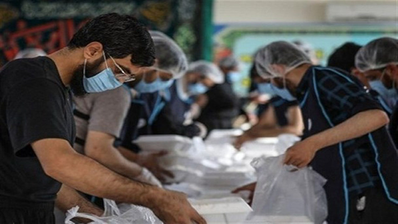دلدادگی متفاوت عاشقان اباعبدالله (ع) در روزگار کرونایی/ خادمان حسینی برای کمک به نیازمندان پای کار آمدند