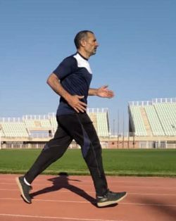 دونده همدانی ۲۱کیلومتر به عشق شهدای مدافع حرم استان می&zwnj;دوند