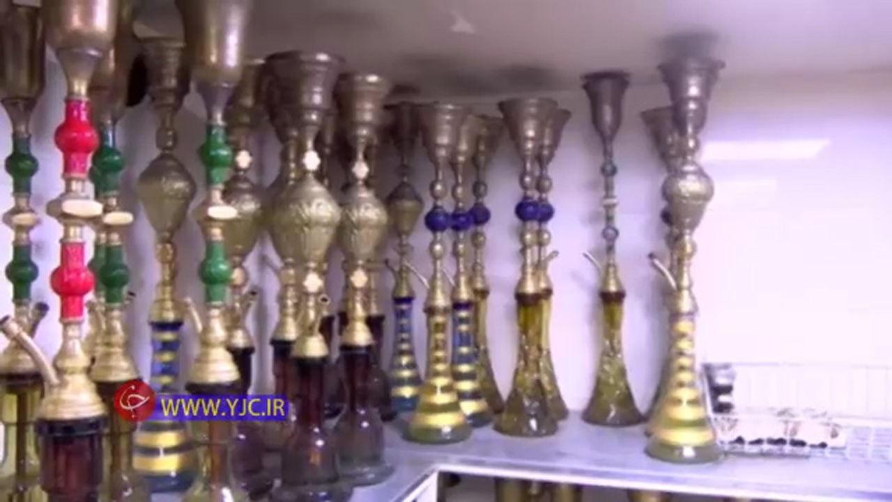 سرو قلیان با توتون و تنباکوی فاسد/ فروشندگان متخلفی که  خود را مسئول و صاحب تشخیص عنوان کردند! + فیلم
