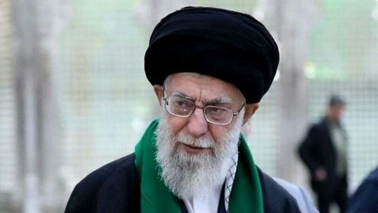 تصویری ویژه از اقامه نماز رهبر انقلاب پس از قرائت زیارت اربعین