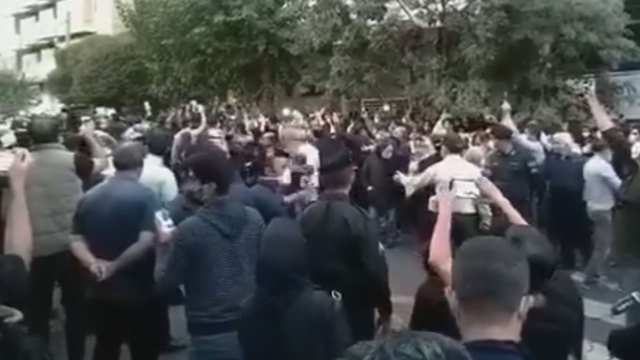 همخوانی دوستداران مرحوم شجریان در مقابل بیمارستان + فیلم