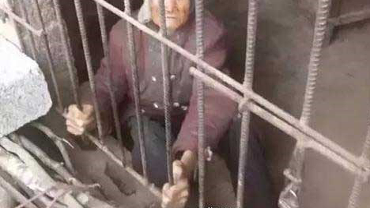 ویدئویی دردناک از پیرزنی که توسط پسرش یک سال در خانه حبس شد