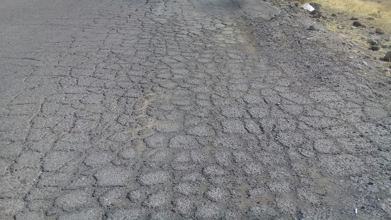 وضع نامناسب جاده روستای «قدمگاه» در آذرشهر + تصاویر