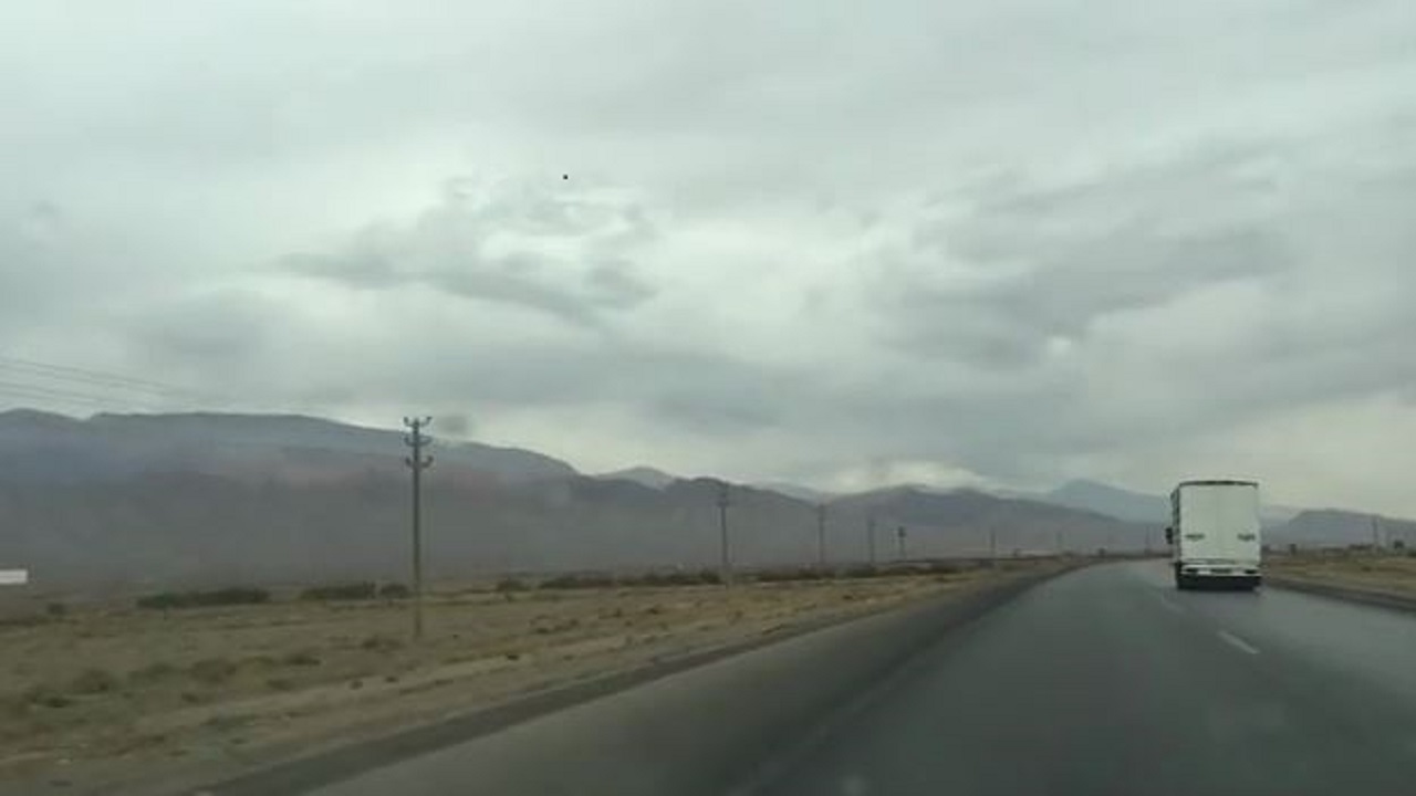 دختر شجریان در مسیر رفتن به محل خاکسپاری پدرش + فیلم