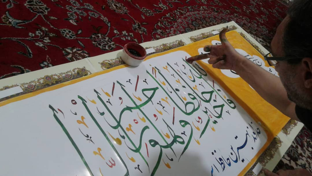 خلق اثر خوشنویسی با ناخن به بهانه یادروز حافظ + تصاویر
