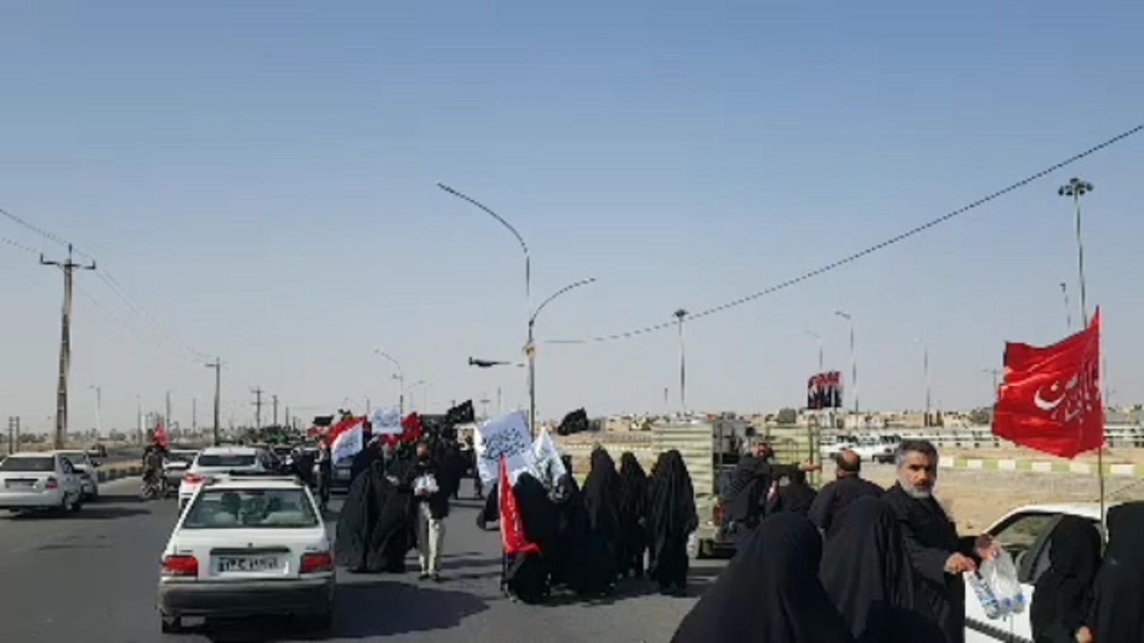 پیاده‌روی جاماندگان اربعین از مسیر حرم مطهر حضرت فاطمه معصومه (س) تا مسجد جمکران + فیلم