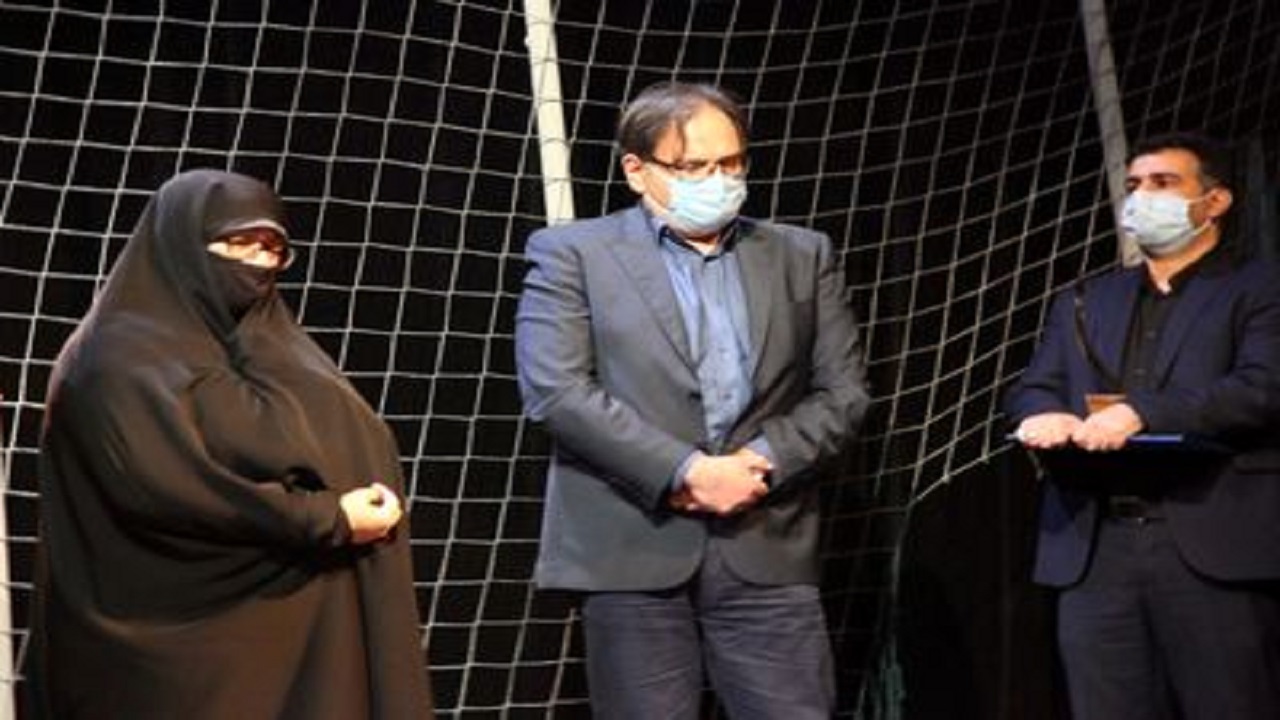 خانواده شهید ابراهیم هادی به تماشای تئاتر نشستند