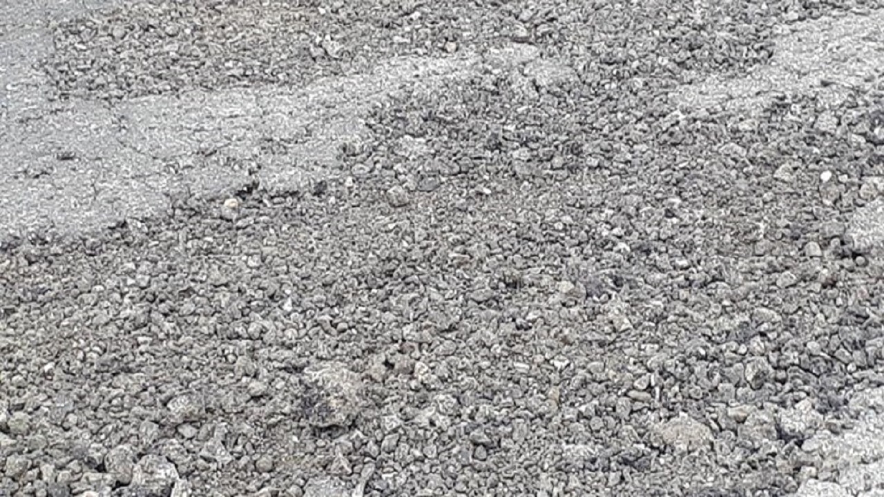 وضعیت اسفناک آسفالت برخی خیابان‌های شهر زابل + فیلم