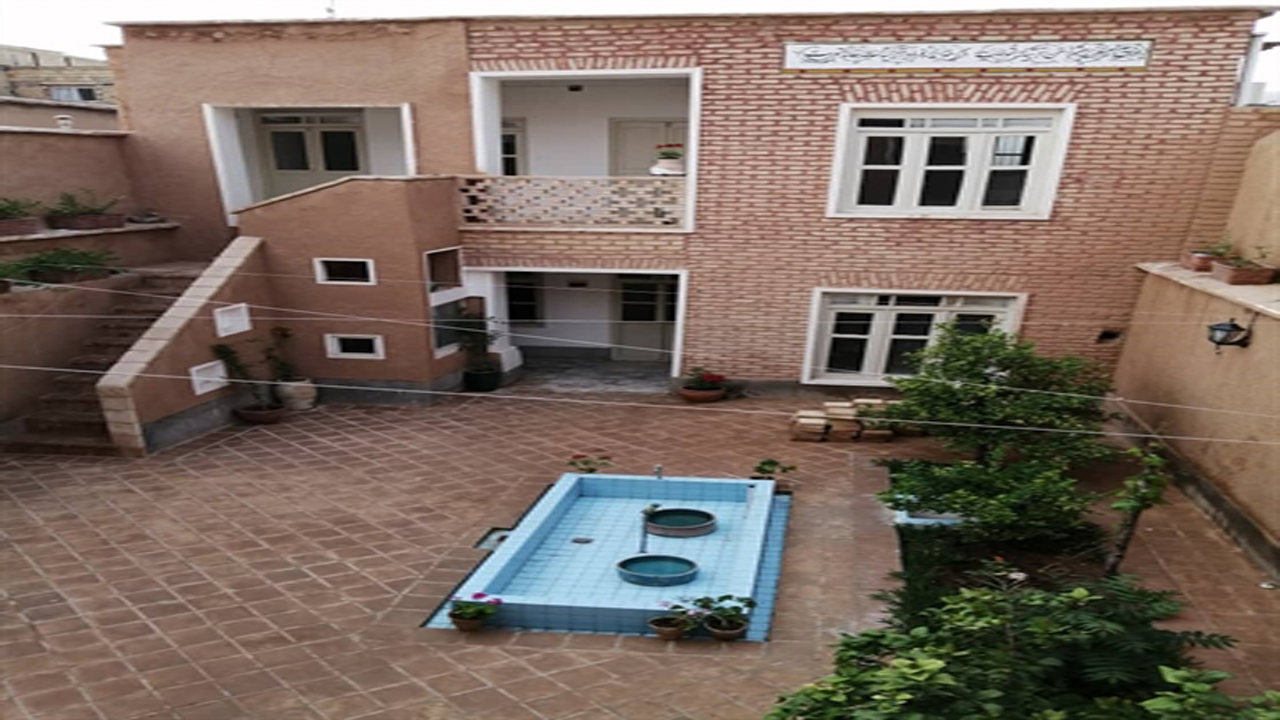 بهره برداری از یک اقامتگاه بوم‌گردی در سروستان