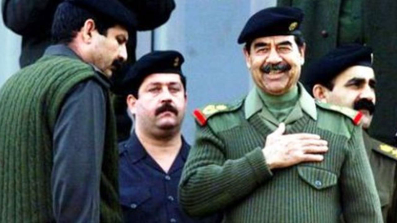 پاسخ جالب صدام به یک خبرنگار درباره پوشیدن لباس نظامی در جنگ با ایران + فیلم