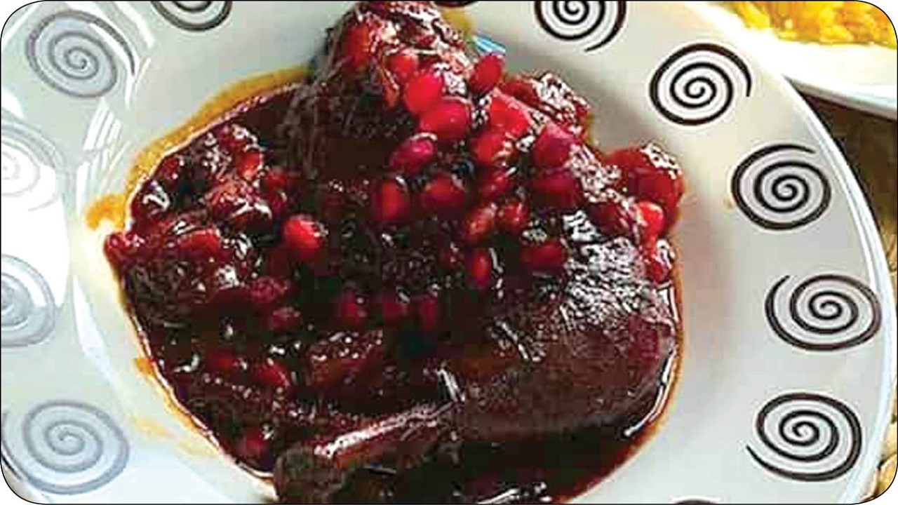 طرز تهیه یک خورش خوشمزه پاییزی با مرغ و انار
