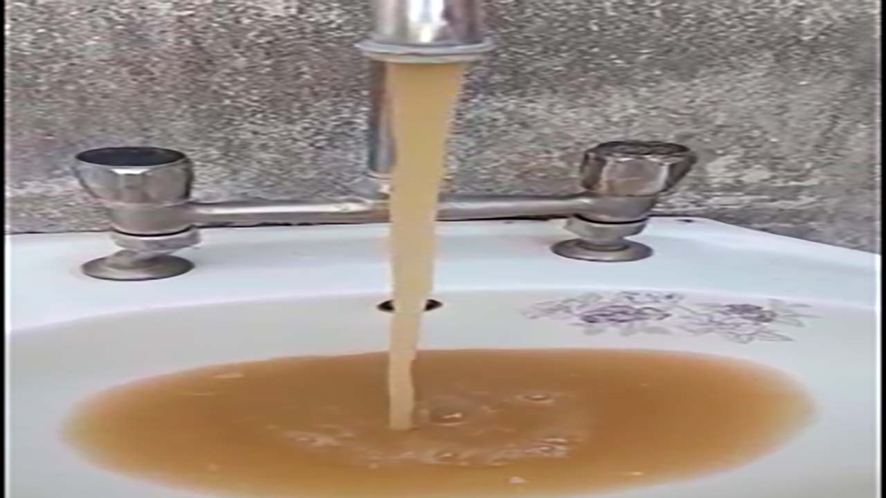 آب شرب گل‌آلود در منطقه لشگرآباد + فیلم