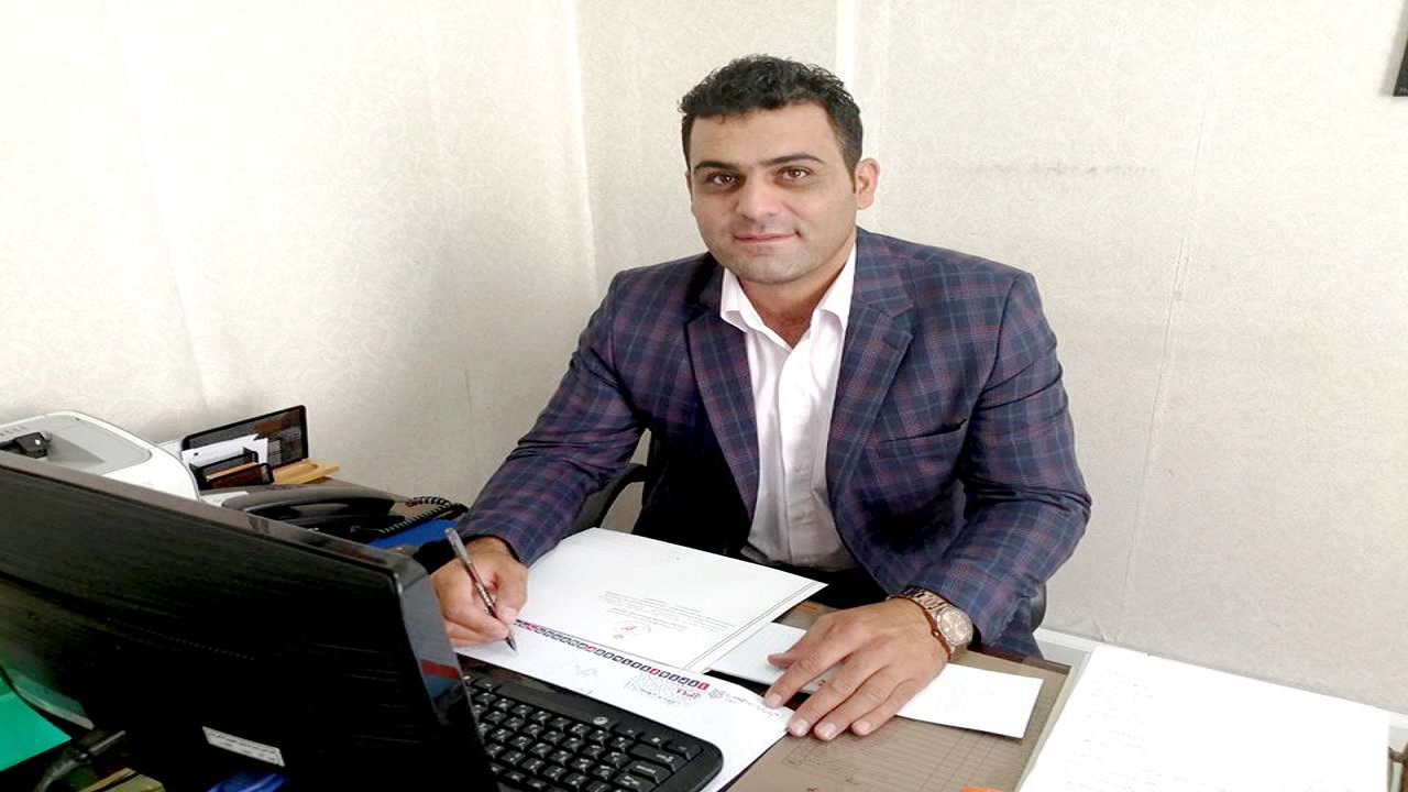 ماشین آمبولانس نمی‌تواند دوچرخه سواران را در دره خاکی همراهی کند