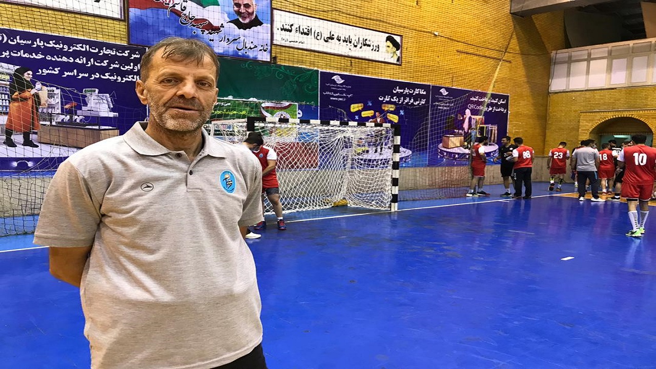 سرمربی تیم هندبال هوانیروز قم: بازیکنان ما بسیار جوان هستند