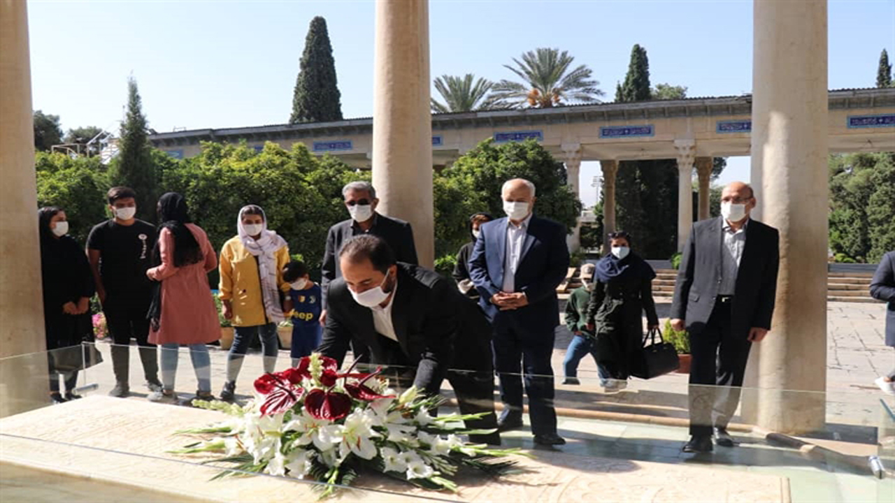 گلباران آرامگاه حافظ در شیراز