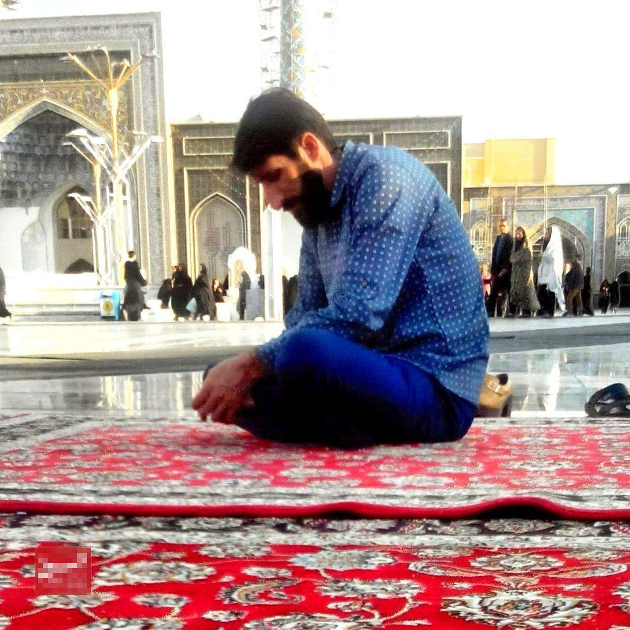 تصویری کمتر دیده شده از شهید بلباسی در حرم امام رضا (ع)