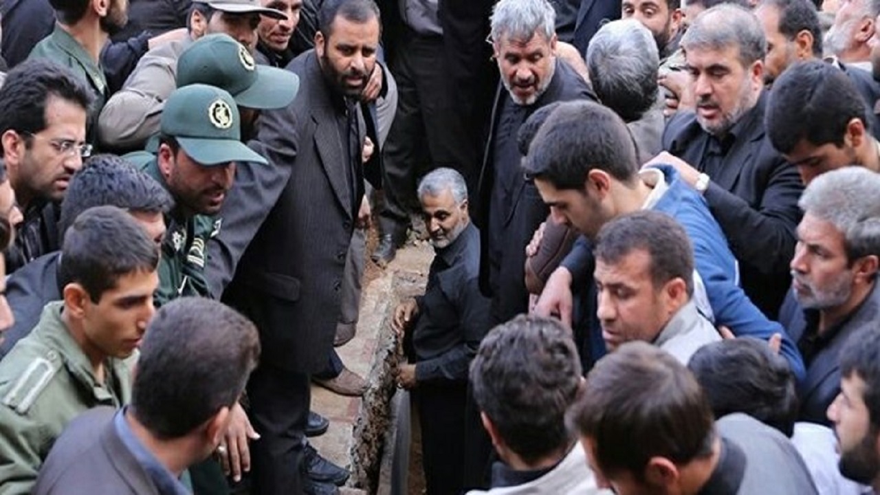 سردار سلیمانی کدام شهید را به خاک سپرد؟ + فیلم