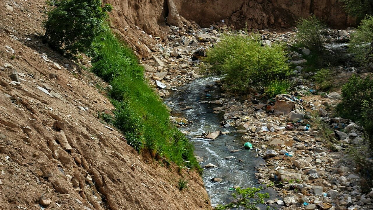 تخلیه نخاله‌های ساختمانی در رودخانه‌های اطراف تربت جام دردسر ساز می شود
