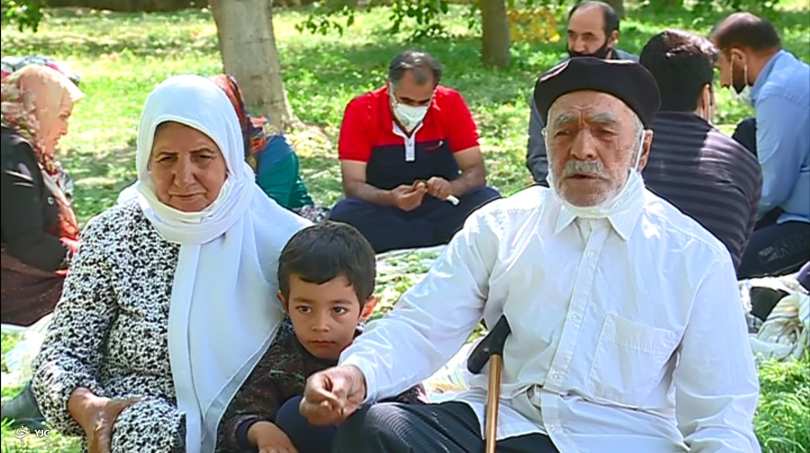 حاجی بابا و خاله منیر همراه نوه زندگی خوش زوج شازندی در کنار ۹ فرزند