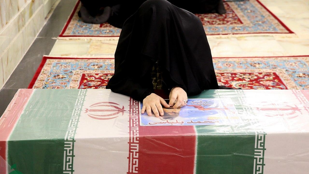 دست نوشته عاشقانه همسر شهید بلباسی بر روی تابوت همسرش