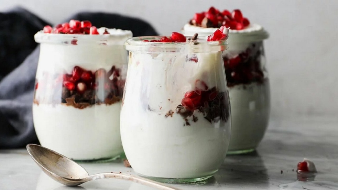 طرز تهیه دسر هیجان‌انگیز ماست با انار و دارچین