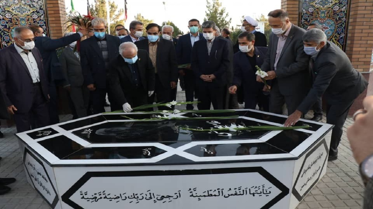 معاون رئیس‌جمهوری به مقام شامخ شهدا در ارومیه ادای احترام کرد