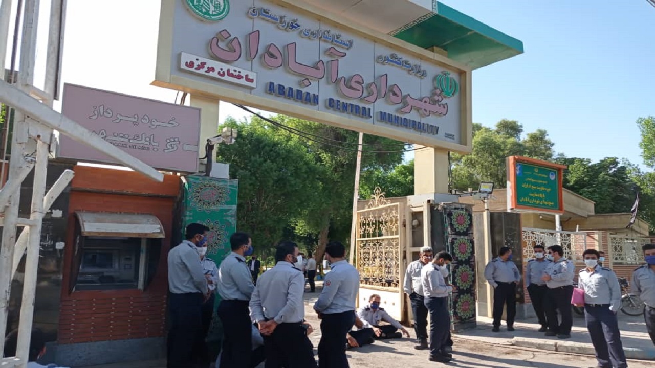تجمع کارکنان آتش نشانی آبادان مقابل ساختمان شهرداری این شهرستان