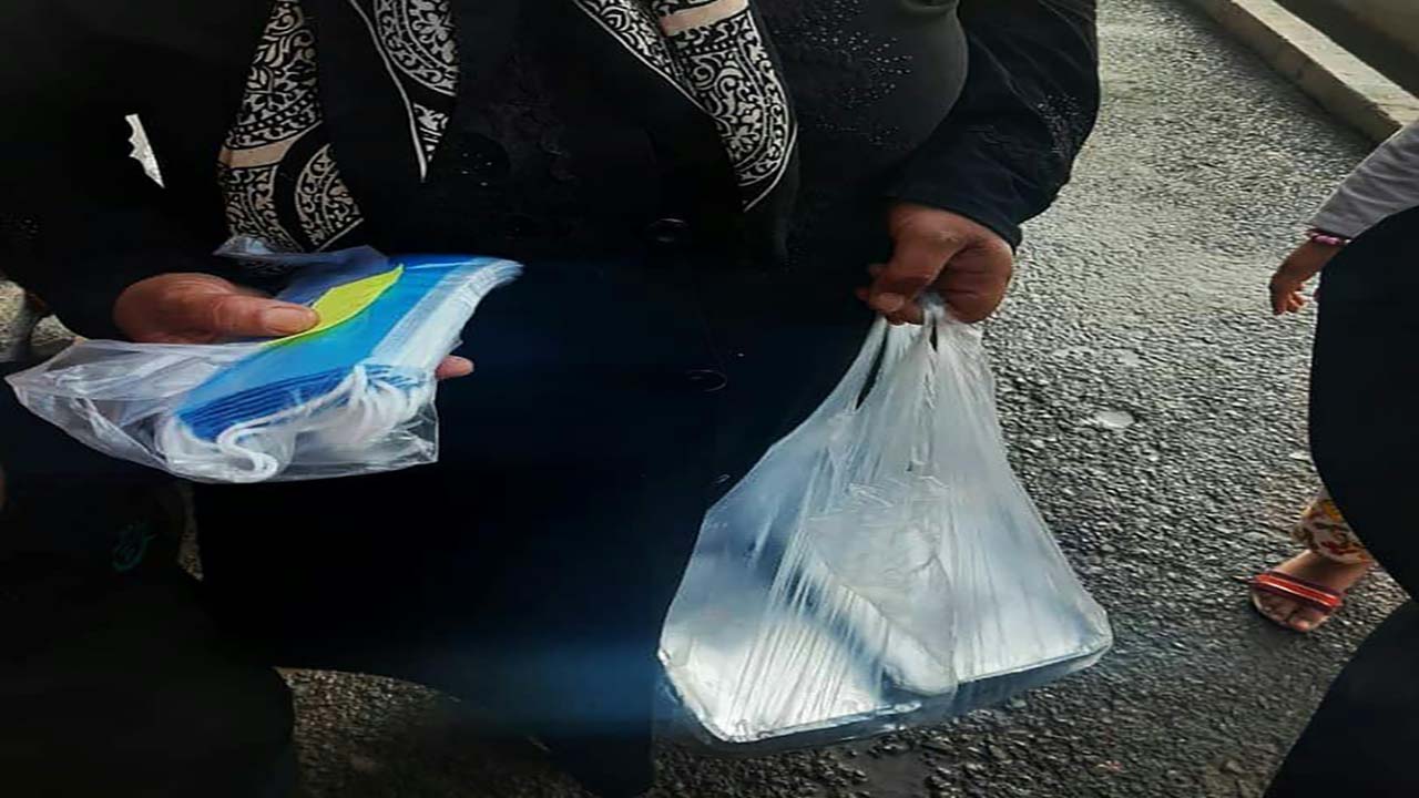 توزیع غذا و ماسک بین ساکنان روستای کاظم آباد + تصاویر