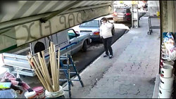 لحظه ربودن موبایل یک مجری قبل از آغاز برنامه زنده + فیلم