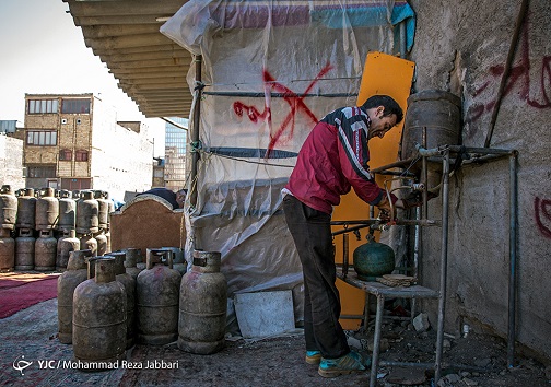 شخصی در حال پر کردن گاز پیکنیک