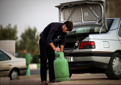 پسری جوان در حال استفاده از گاز مایع برای خودرو