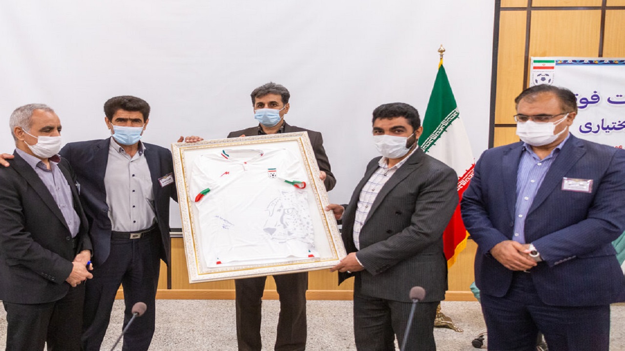 اهدای پیراهن تیم ملی فوتبال به کادر درمان چهارمحال و بختیاری