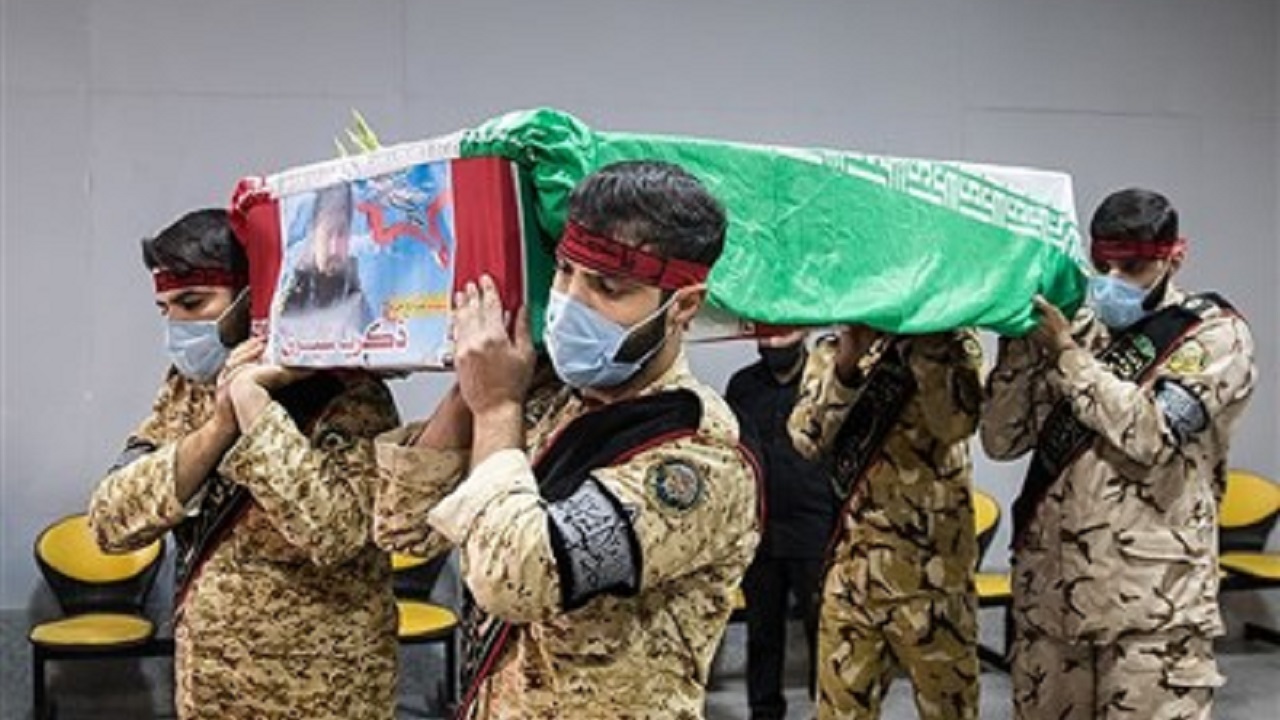 سلام نظامی فرزند شهید مدافع حرم به پیکر پدرش