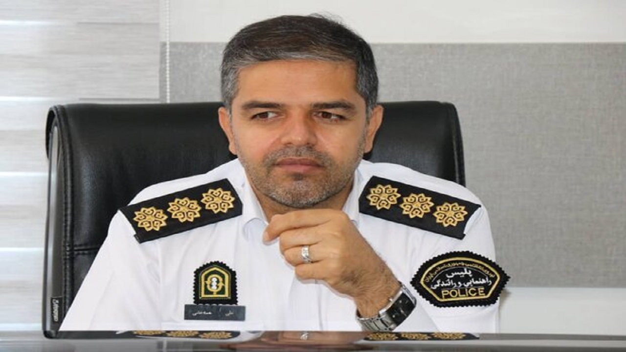 اهدای ماسک به مسافران و رانندگان وسایل حمل و نقل عمومی
