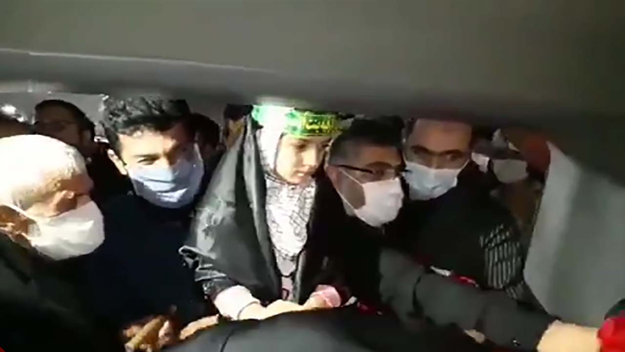 لحظه جانسوز ملاقات مادر شهید نظری با پیکر فرزندش بعد از ۴ سال + فیلم