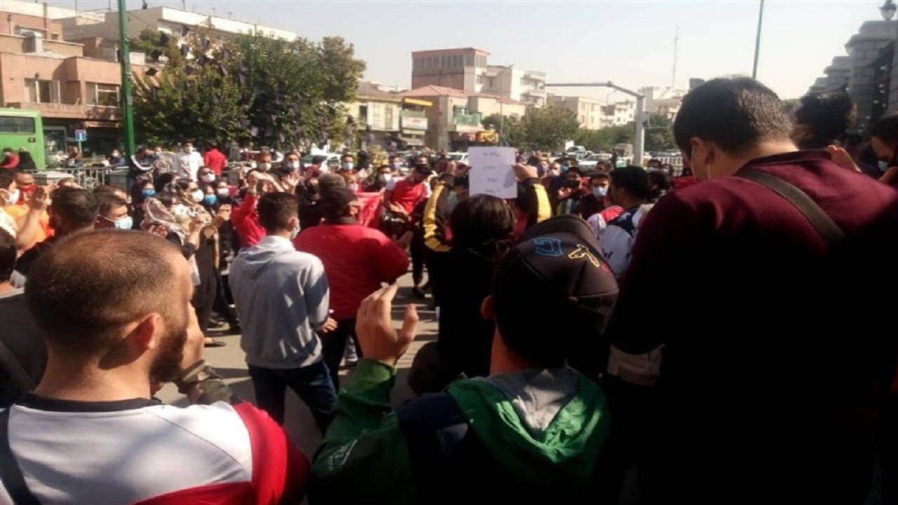 حضور هواداران مقابل باشگاه پرسپولیس/ شعار علیه رسول پناه