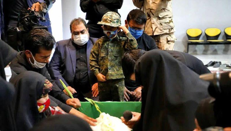 سلام نظامی کودک شهید مدافع حرم به پیکر پدرش