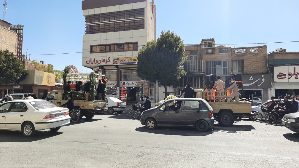 کرمان پس از ۳۷ سال، فرزندان شهیدش را در آغوش گرفت + تصاویر
