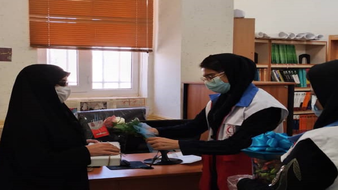 تجلیل جوانان داوطلب هلال احمر امیدیه از شاعر روشندل