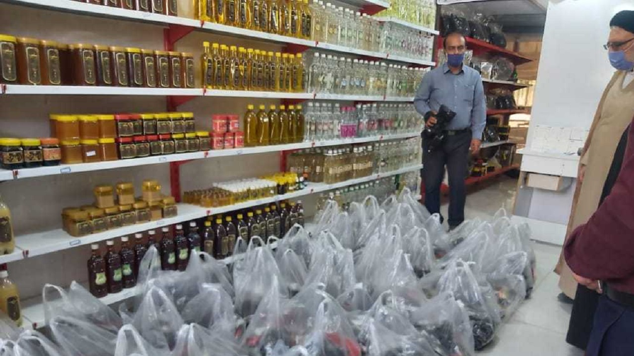 توزیع ۱۰۰ بسته حمایتی بین خانواده نابینایان در آبادان