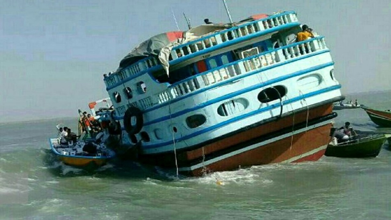 نجات ۵ سرنشین یک لنج حادثه دیده در غرب هرمزگان