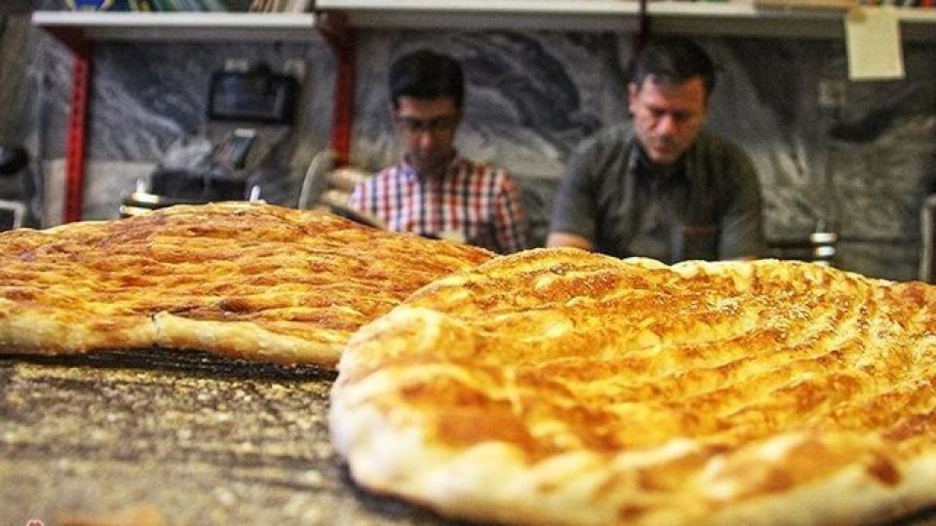 توزیع ۲ هزار و ۴۰۰ قرص نان صلواتی در زنجان