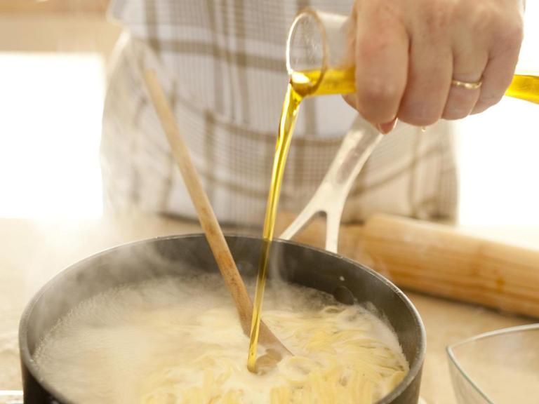  افزودن روغن به آب جوش