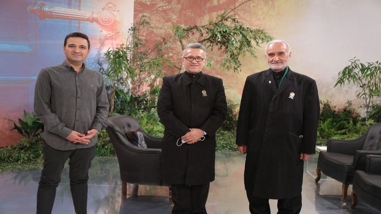 روایت تاجر و استاد دانشگاهی که افتخارشان خادمی حرم امام رضا (ع) است