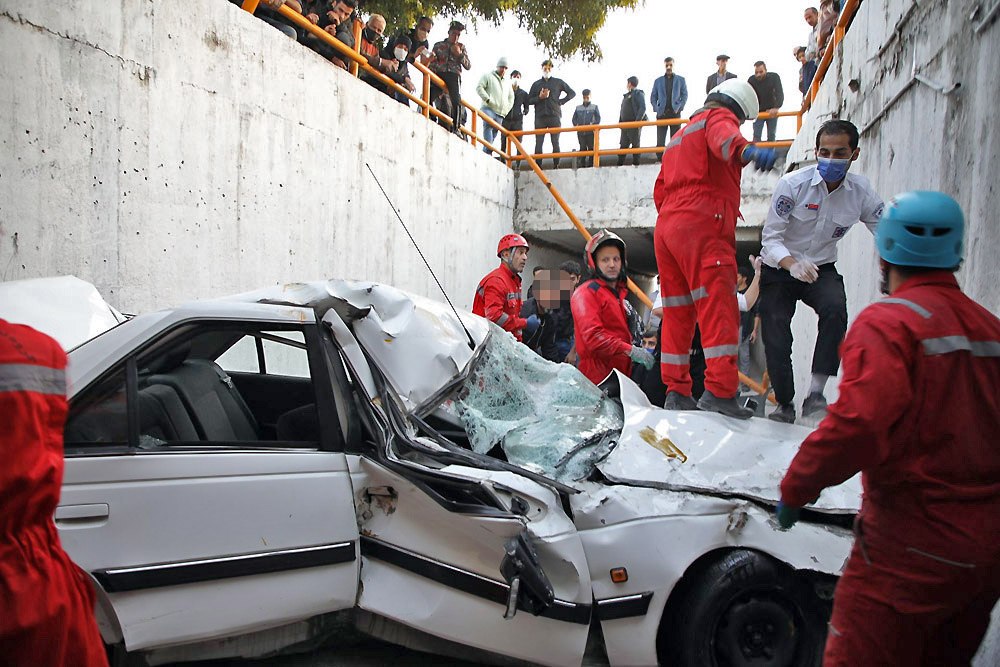 سقوط پژو پارس به داخل گذرگاه عابر پیاده