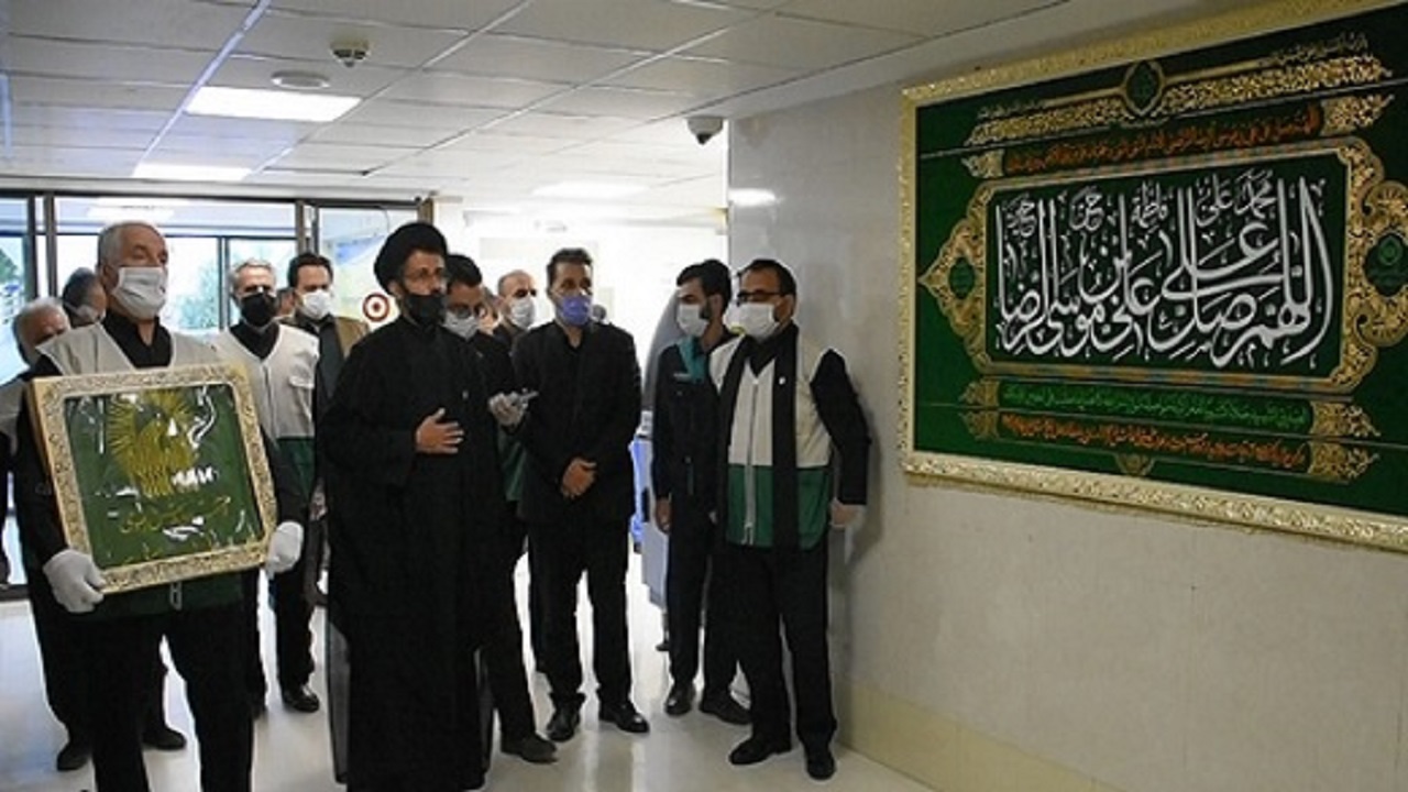 پرچم متبرک رضوی به مراکز درمانی قم اهدا شد