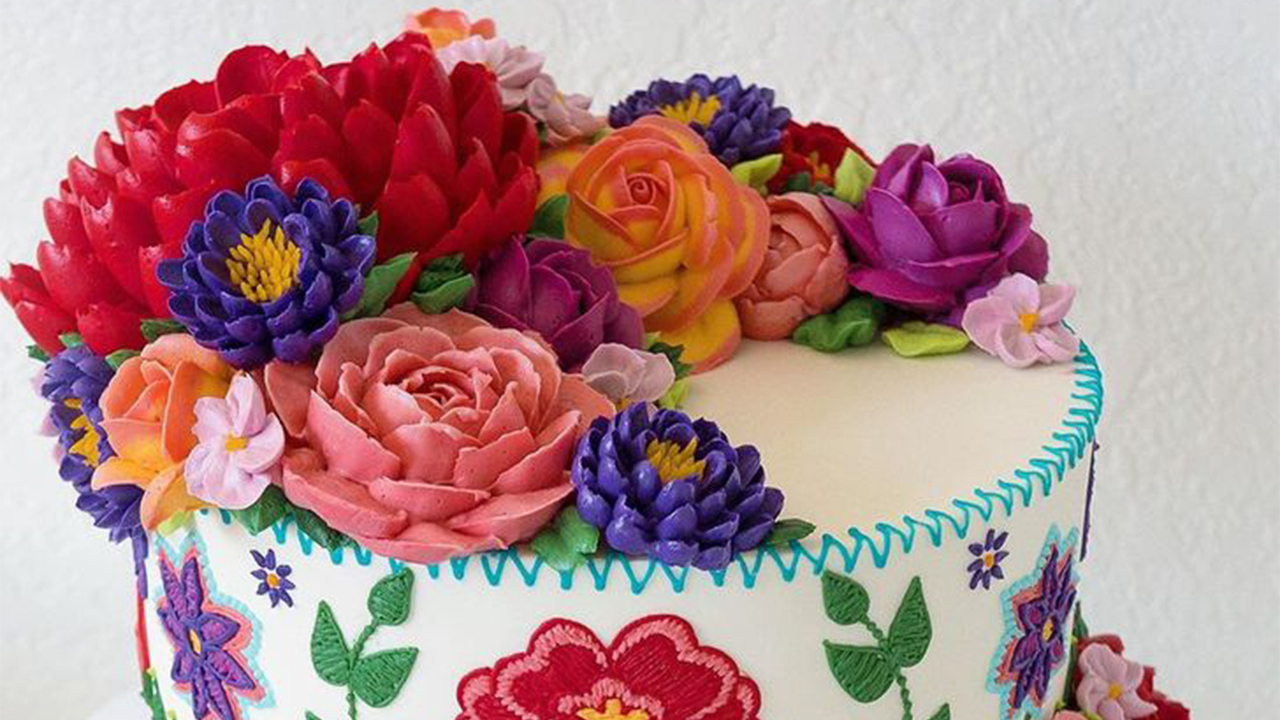 قنادی که کیک های او با گل های طبیعی مو نمی زند!